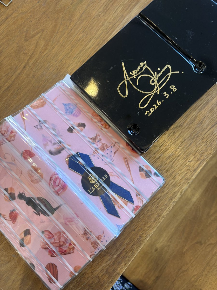 お忙しい中来て下さって嬉しいですー🥰
ありがとうございました♡

私もパレットにサイン描いてもらいました笑　めっちゃかっこいいパレットに！
トレペは手帳に挟んで下さってるとのこと！かわいくて嬉しい🩷