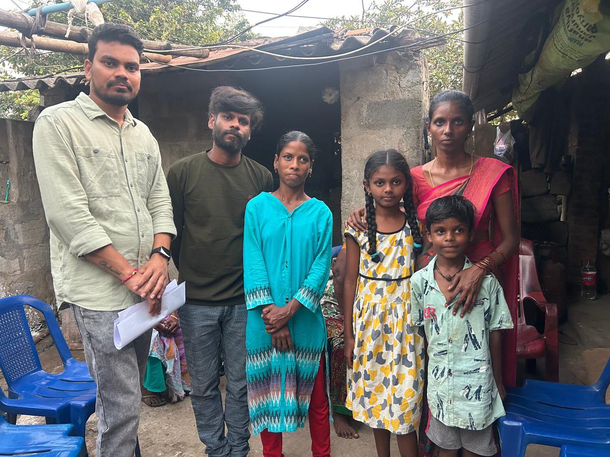 Following the direction of our Icon star <a href="/alluarjun/">Allu Arjun</a> , #AAFA AP General Secretary <a href="/Sagar_Bolisetty/">Sagar bolisetti</a> along with fans from kakinada visited Vetlapalem to support Durga after a tragic fire accident took her father’s life.
A monthly pension has been arranged to ensure her well-being.🙏