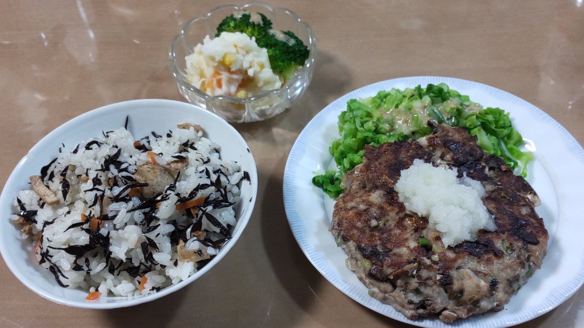 tachiaoi12345's tweet photo. 残りもののひじき煮をまぜご飯にしてみたらひじきのいい香り😊
富山湾で豊漁らしいイワシがお安く買えるので、たたいてたたいてイワシバーグ大根おろし添え✨
ねっとりポテサラ👍

今日もごちそうさまでした🙏

#おうちごはん
#晩ごはん https://t.co/wgfV28gtWj
