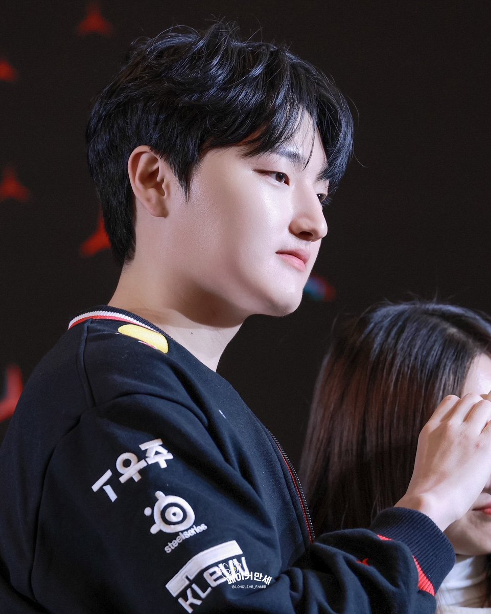 LONGLIVE_FAKER's tweet image. 251218 벤츠팬미팅

ʕ ᓀ ᴥ ᓂ ʔ🍙

#Peyz #페이즈 @peyz05