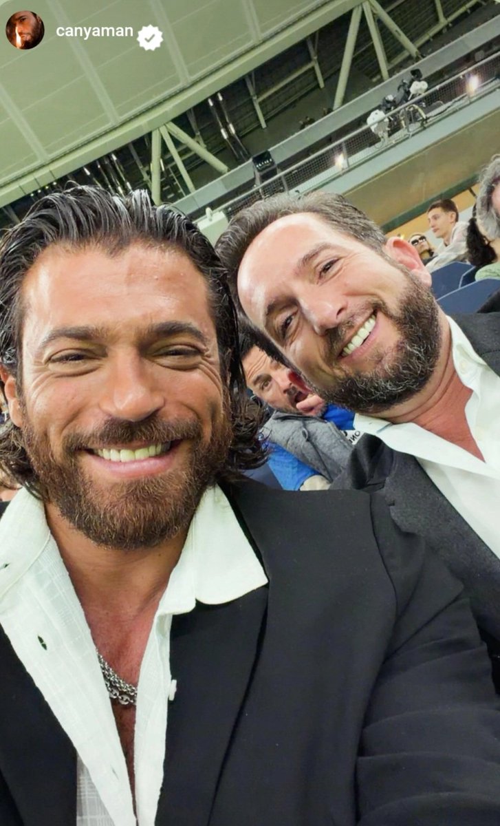 RESUMEN SEMANAL 
DEL KRAL 👑

LUNES 
💫
Can nos regala selfie fútbolero desde el estadio Santiago Bernabeu ⚽️📷

# Mas Contento Que Un Chiquillo 😁
# PhotoBomb  incluido 😅
#CanYaman  ♾️