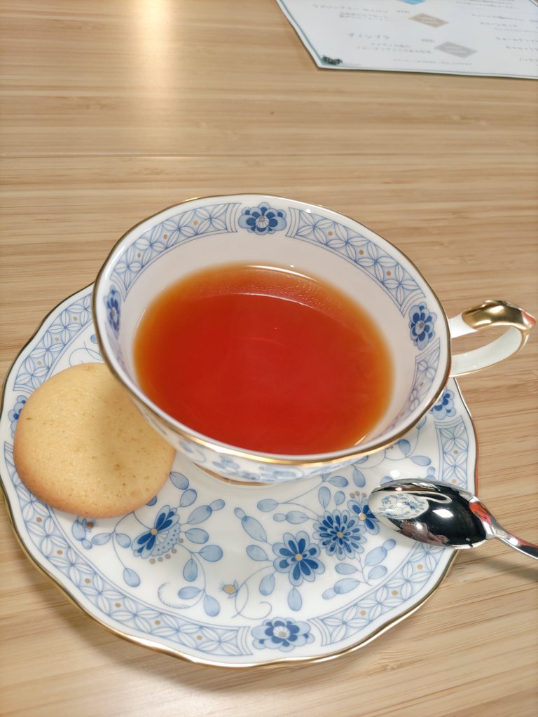 1分平行移動して　　紅茶特化　月２回開店のカフェへ
店主さんのレクチャー受けてから
いただく　今回も有り難うございます。居心地良いね
＃シカティー　＃こりモグ