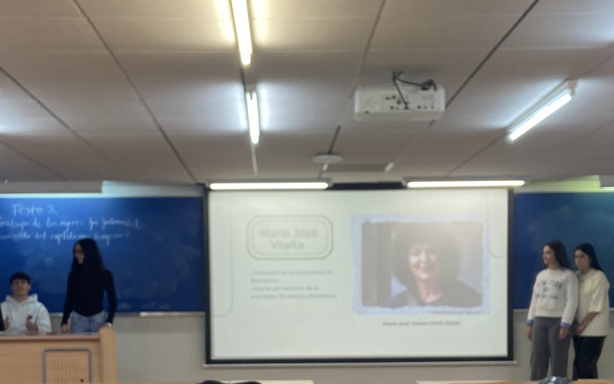 Raul_lanjaron's tweet photo. Recordamos a María José Vilalta como mejor sabemos: debatiendo, conversando y pensando. 
En la práctica Historia Económica @univcadiz analizamos el concepto de ciudades rurales.

#GADE
#Algeciras https://t.co/6i5eNeFhsl