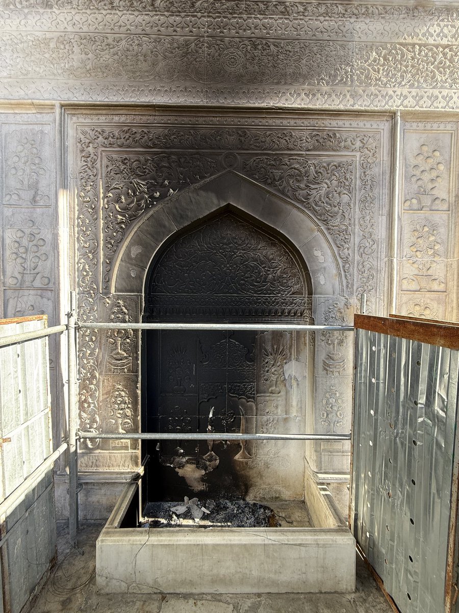 nigrefira's tweet photo. Tarihi eserde mangal yaktılar.
Osmanlı'dan kalan en büyük 3. çeşme:
Tophane Çeşmesi dün kısmen yandı.
1732 tarihinde I. Mahmut tarafından yaptırılan, Lale devrinin son önemli eseriydi.
İstanbul'daki asayiş problemi sadece insanlara değil, tüm değerlerimize karşı bir tehdit.