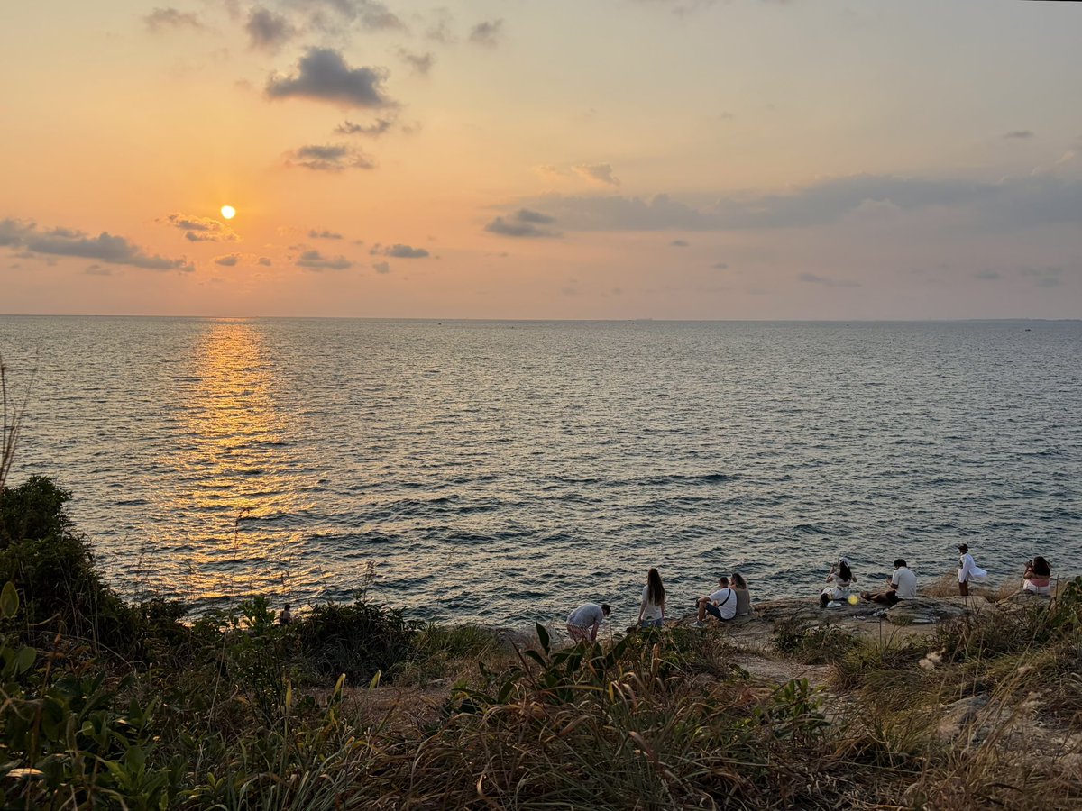 นั่งดูพระอาทิตย์ตกกับเพื่อนๆสามร้อยล้านคนไม่รวมที่นั่งข้างหลังอีกสิบล้านคน 😅