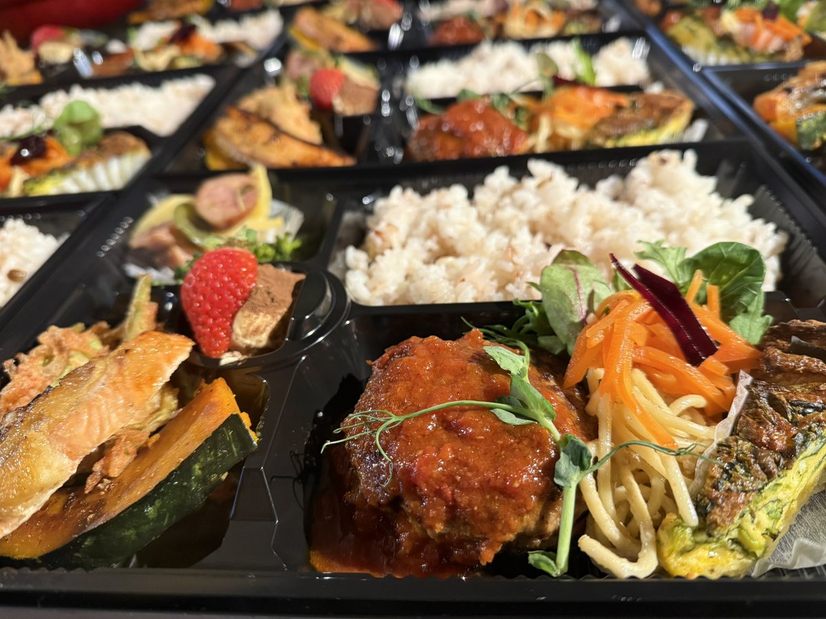 ご親戚との会食に古い友人からのお弁当のご注文。
ありがたい〜☺️

#お弁当　#お花見シーズン
#梅だけど