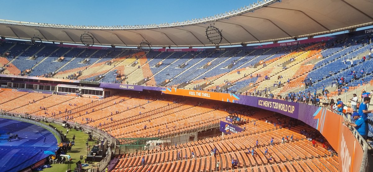 Merovaeous's tweet photo. Have just made into the stadium.
 Crowd is building up! https://t.co/wqxnFcW9tW
