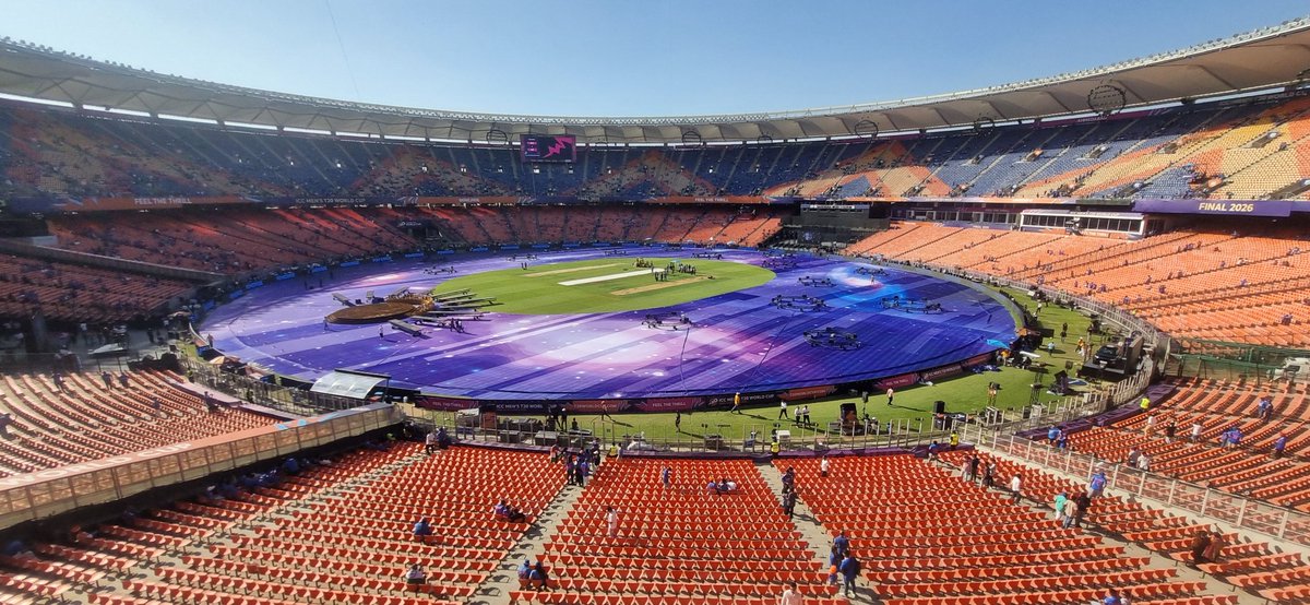 Merovaeous's tweet photo. Have just made into the stadium.
 Crowd is building up! https://t.co/wqxnFcW9tW