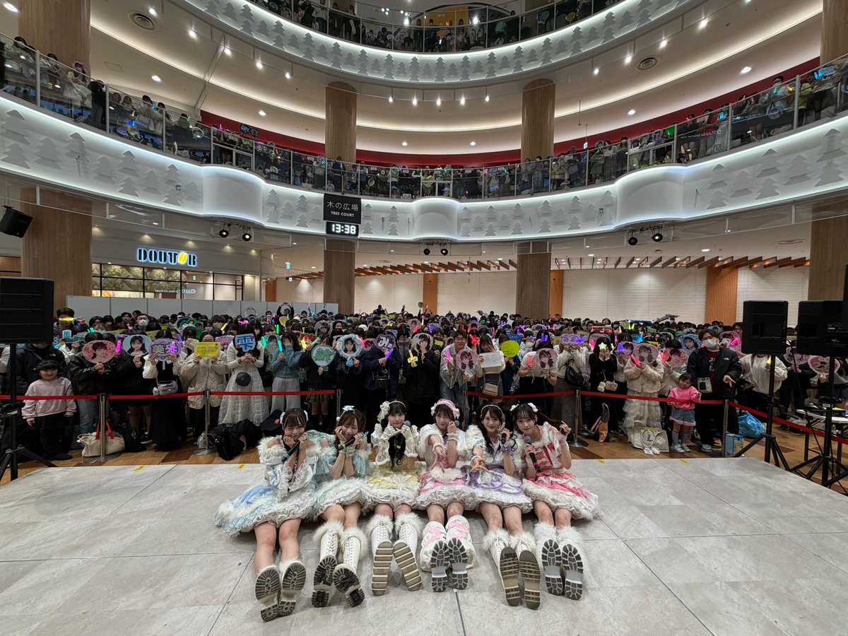 pixel_ribbon's tweet photo. Pixel Ribbon フリーライブツアー
~ for Princess Journey ~  #5

📍イオンレイクタウンmori さん
ありがとうございました！🌳💫

1階から3階までたくさんの方がぴくりぼちゃんのパフォーマンスを見に来て下さり、とっても嬉しかったです🪄︎︎✨
たくさんペンライト、うちわふりふりして下さりありがとうございました！🎀👌🏻 ̖́-︎

次回のフリーライブは
3/14(土) 📍イオンモール名古屋茶屋 さん (愛知県)にて開催されます⭐️
#PixelRibbon  #ぴくりぼ 

詳しくはこちら👇🏻
https://t.co/Kn9q117iSV