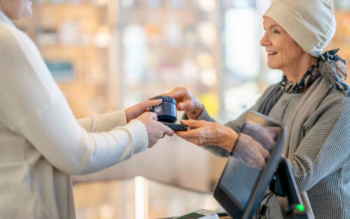 OncologyTimes's tweet photo. #Cannabis use is common among adults with #cancer, and new #ASCO guidelines urge clinicians to discuss it openly, provide evidence‑based education, caution against its use as a cancer treatment, and guide patients on potential risks. https://t.co/GOiPBzhoWs https://t.co/Ver5YOKoGg