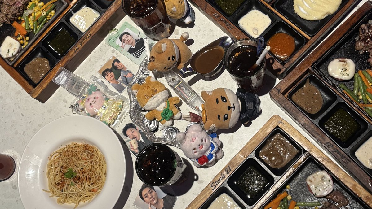 fromyoungki's tweet photo. Bukber bukber sekalian recharge 🥺🫰🏻

( @desikilogram @sssungddenly30 @yoonoun @kucinug @_strahwa_ @baekyunglight @menfairyyy @pinkluvcattt ) https://t.co/A5zrxntia3