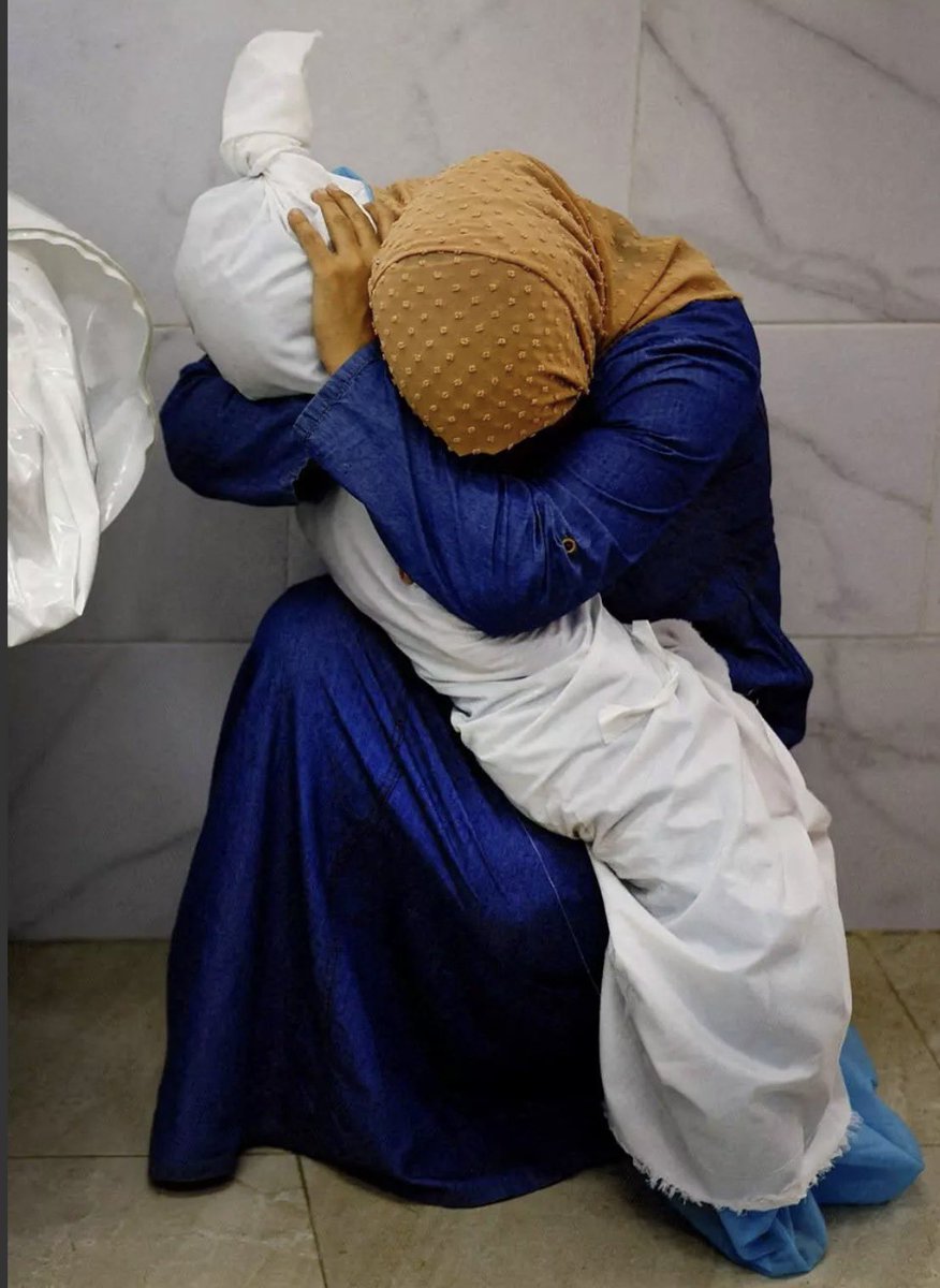 baharayvazoglu's tweet photo. Geçiniz efendim..

Ayağı çıplak, karnı aç, yüreği korku dolu, gözleri kan çanağı ve yapayanlız bir çocuğun anne çığlığı hangi özel günün hangi saatine kurulacaksa uyandırabilmek için, o vakte kadar imtihan şeritlerine kurulan fener alaylarıyla örtülecek bir günümüz yoktur. 

Lût Adası yerlilerince süper güç masalının en kötü adamlarına oynatılan körebe'nin körü iseniz kutlayacağınız hiçbir  Mart'ın sekizini görecek gözümüz yoktur. 

Saçının telinden vurduğunuz yüzlerce kız çocuğunun gömüldüğü toprakların altını üstüne değişecek gönlümüz de yoktur. 

Evlatlarının gözü önünde tecavüze uğrayan kadınların ahına sürülecek bir merhem getirin o zaman bakarız..