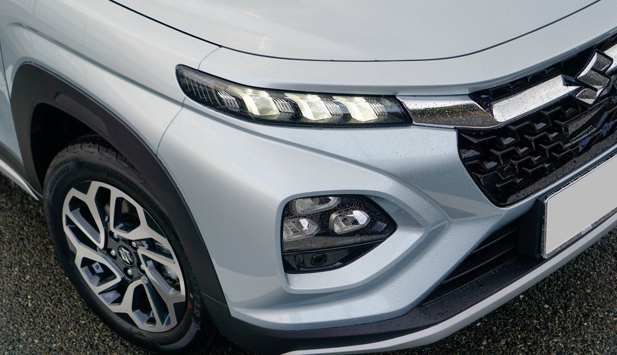 02_STINGRAY's tweet photo. ／
 📣 𝗠𝘆 𝗡𝗘𝗪 𝗚𝗲𝗮𝗿
  𝗛𝗲𝗹𝗹𝗼 #𝗙𝗥𝗢𝗡𝗫 🚗
＼

CX-30からフロンクスへ乗り換えました！
去年の7月に契約してから待つこと8ヶ月…
3月7日納車していただきました💐

しっかり雨男発揮して、納車初日からズブ濡れです☔
初インド車🇮🇳 大切に乗ります！！

#フロンクス https://t.co/8qZ9Fna7fj