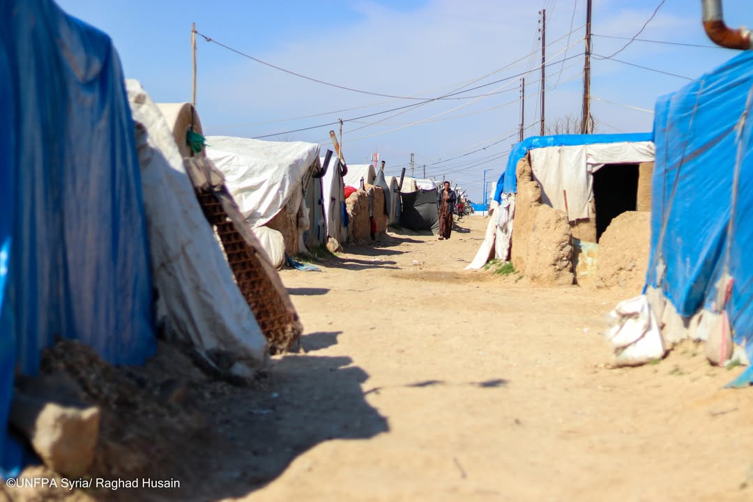 SyriaUnfpa's tweet image. In Washo Kani Camp, 16,000+ people—mostly women &amp;amp; children—seek safety after recent violence in #NortheastSyria. 💙 UNFPA mobile teams provide healthcare, meds, psychosocial support, &amp;amp; hygiene/winter kits. “Your support means a lot,” says Sabah. #UNFPA #Humanitarian