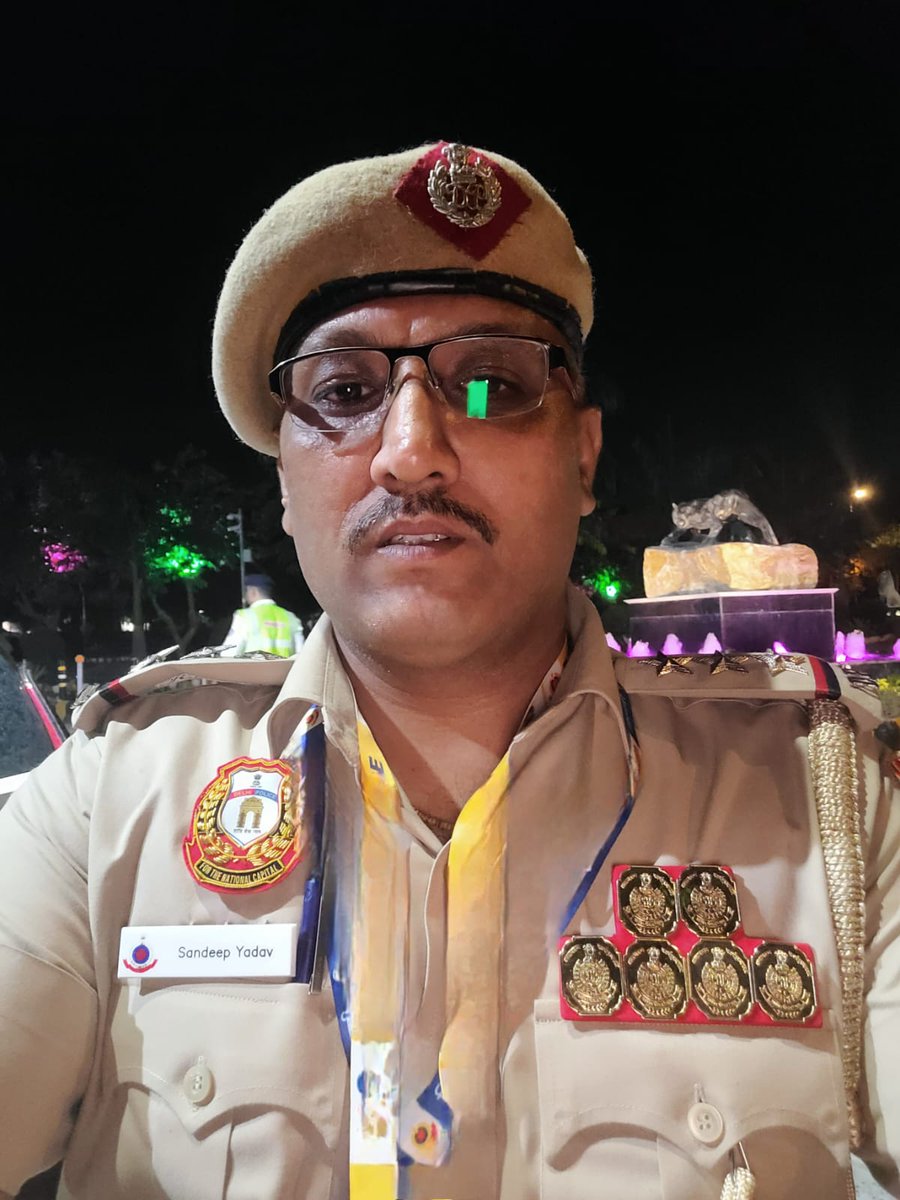 Chandan30658665's tweet photo. दिल्ली पुलिस के उत्तर-पश्चिम जिला की STF टीम द्वारा नशा मुक्त भारत अभियान के अंतर्गत की गई यह कार्रवाई अत्यंत सराहनीय और प्रेरणादायक है। मात्र 20 वर्ष के युवक द्वारा चलाए जा रहे ड्रग सिंडिकेट का पर्दाफाश कर 11 ग्राम कोकीन (अंतरराष्ट्रीय बाजार में लगभग 10 लाख रुपये कीमत) बरामद करना पुलिस की सतर्कता, सूझबूझ और कड़ी मेहनत का प्रमाण है।
विशेष रूप से डीसीपी नॉर्थ-वेस्ट जिला सुश्री आकांक्षा यादव (IPS) के कुशल नेतृत्व और मार्गदर्शन में, तथा एसीपी श्री राजीव कुमार के करीबी पर्यवेक्षण में इंस्पेक्टर संदीप यादव (इंचार्ज STF) के नेतृत्व में गठित टीम ने जिस प्रकार तकनीकी और मैनुअल सर्विलांस के माध्यम से आरोपी तक पहुंचकर उसे गिरफ्तार किया, वह वास्तव में काबिल-ए-तारीफ है।
इस सफल ऑपरेशन में SI विश्व प्रताप, SI उमेश पाल, ASI राकेश, ASI सतीश, HC अजय, HC मुकेश, HC सुनील, HC प्रभात और W/Ct. कोमल सहित पूरी टीम की मेहनत, सतर्कता और समर्पण साफ दिखाई देता है। टीम ने लगातार प्रयास और सटीक योजना के साथ आरोपी अभिषेक अस्थाना को गिरफ्तार कर नशे के अवैध कारोबार पर एक बड़ा प्रहार किया है।
दिल्ली पुलिस की यह कार्रवाई न केवल समाज में फैल रहे नशे के जाल को तोड़ने की दिशा में एक महत्वपूर्ण कदम है, बल्कि युवाओं को नशे से दूर रखने और समाज को सुरक्षित बनाने के लिए पुलिस की दृढ़ प्रतिबद्धता को भी दर्शाती है।
निस्संदेह, नॉर्थ-वेस्ट जिला की STF टीम और उनके वरिष्ठ अधिकारियों की यह उपलब्धि अत्यंत प्रशंसनीय है। पूरी टीम को इस शानदार सफलता के लिए हार्दिक बधाई और शुभकामनाएं। 👏🚔
@DelhiPolice @CPDelhi @Ravindra_IPS @DCP_NorthWest