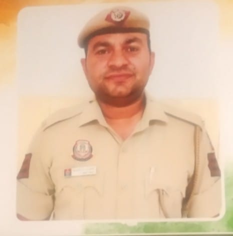 Chandan30658665's tweet photo. दिल्ली पुलिस के उत्तर-पश्चिम जिला की STF टीम द्वारा नशा मुक्त भारत अभियान के अंतर्गत की गई यह कार्रवाई अत्यंत सराहनीय और प्रेरणादायक है। मात्र 20 वर्ष के युवक द्वारा चलाए जा रहे ड्रग सिंडिकेट का पर्दाफाश कर 11 ग्राम कोकीन (अंतरराष्ट्रीय बाजार में लगभग 10 लाख रुपये कीमत) बरामद करना पुलिस की सतर्कता, सूझबूझ और कड़ी मेहनत का प्रमाण है।
विशेष रूप से डीसीपी नॉर्थ-वेस्ट जिला सुश्री आकांक्षा यादव (IPS) के कुशल नेतृत्व और मार्गदर्शन में, तथा एसीपी श्री राजीव कुमार के करीबी पर्यवेक्षण में इंस्पेक्टर संदीप यादव (इंचार्ज STF) के नेतृत्व में गठित टीम ने जिस प्रकार तकनीकी और मैनुअल सर्विलांस के माध्यम से आरोपी तक पहुंचकर उसे गिरफ्तार किया, वह वास्तव में काबिल-ए-तारीफ है।
इस सफल ऑपरेशन में SI विश्व प्रताप, SI उमेश पाल, ASI राकेश, ASI सतीश, HC अजय, HC मुकेश, HC सुनील, HC प्रभात और W/Ct. कोमल सहित पूरी टीम की मेहनत, सतर्कता और समर्पण साफ दिखाई देता है। टीम ने लगातार प्रयास और सटीक योजना के साथ आरोपी अभिषेक अस्थाना को गिरफ्तार कर नशे के अवैध कारोबार पर एक बड़ा प्रहार किया है।
दिल्ली पुलिस की यह कार्रवाई न केवल समाज में फैल रहे नशे के जाल को तोड़ने की दिशा में एक महत्वपूर्ण कदम है, बल्कि युवाओं को नशे से दूर रखने और समाज को सुरक्षित बनाने के लिए पुलिस की दृढ़ प्रतिबद्धता को भी दर्शाती है।
निस्संदेह, नॉर्थ-वेस्ट जिला की STF टीम और उनके वरिष्ठ अधिकारियों की यह उपलब्धि अत्यंत प्रशंसनीय है। पूरी टीम को इस शानदार सफलता के लिए हार्दिक बधाई और शुभकामनाएं। 👏🚔
@DelhiPolice @CPDelhi @Ravindra_IPS @DCP_NorthWest