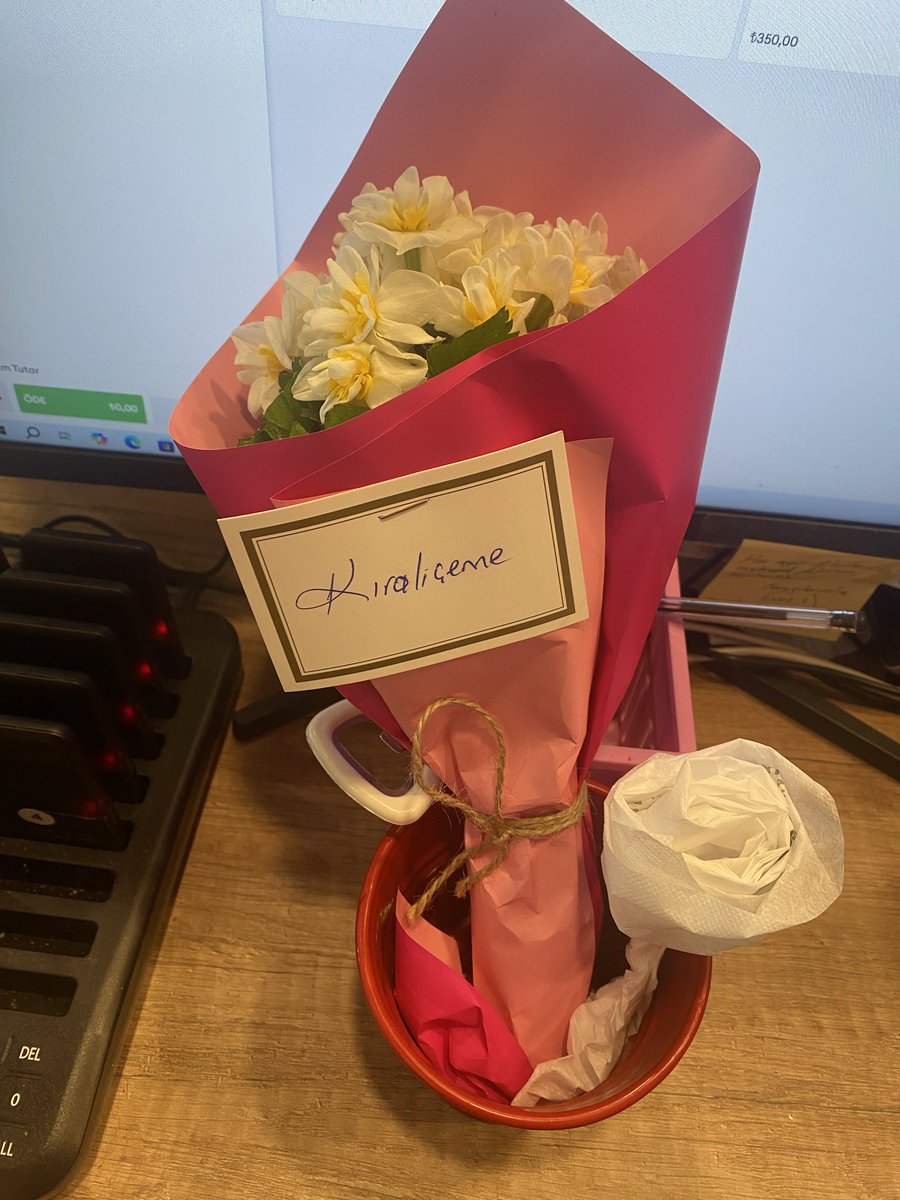 İş yerine gelir gelmez mutlu olmak zorunda bırakıldım 🫠 

* Kraliçe yazılışını biliyoruz, aramızda bir inatlaşma o “ı” harfi kimse karışmasın ashshsh 

Peçeteden gülüde karşı restoranda ki çocukcum yapmış 😍

Neyse güne mutlu başladık ♥️