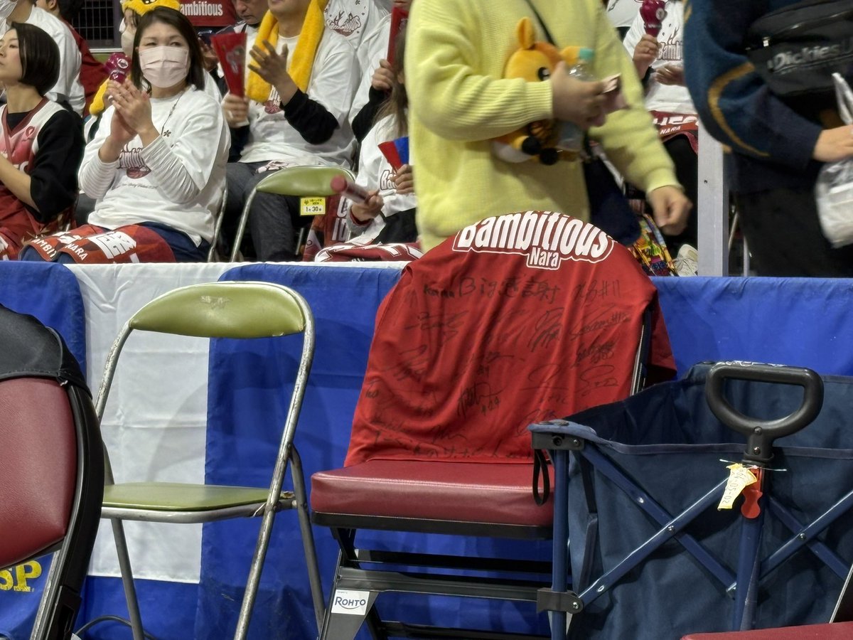 fever_court's tweet photo. 勝ってホントに良かった
でもいつもみたいに後ろに歩いてハイタッチできないのに気付いちゃったら泣けてきた
最後のレイアップが外れたの見えないチカラだったんじゃないかな

R.I.P

#バンビシャス奈良 https://t.co/sAsIRI3bam