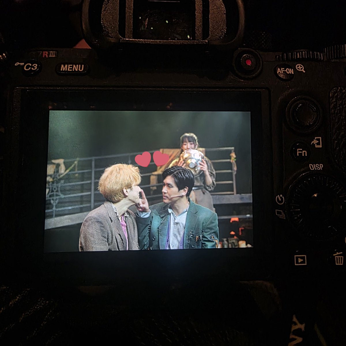 namang_e's tweet photo. 밍마리 드디어 소원성취
(그리고 그걸 지켜보는 서녕포엣...) https://t.co/UbO94KKxhi