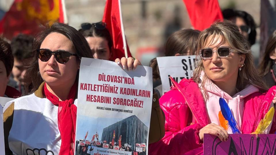 kadindayanismak's tweet photo. Kocaeli MÜSİAD önünde buluştuk.

Bu kirli düzeni, karanlık, savaş, sömürü, şiddet, eşitsizlik getiren bu düzeni birlikte değiştireceğiz.

Hodri Meydan! #siztekbizhepimiz #8Mart https://t.co/yV3ExwtM2W