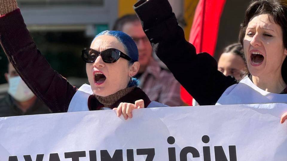 kadindayanismak's tweet photo. Kocaeli MÜSİAD önünde buluştuk.

Bu kirli düzeni, karanlık, savaş, sömürü, şiddet, eşitsizlik getiren bu düzeni birlikte değiştireceğiz.

Hodri Meydan! #siztekbizhepimiz #8Mart https://t.co/yV3ExwtM2W