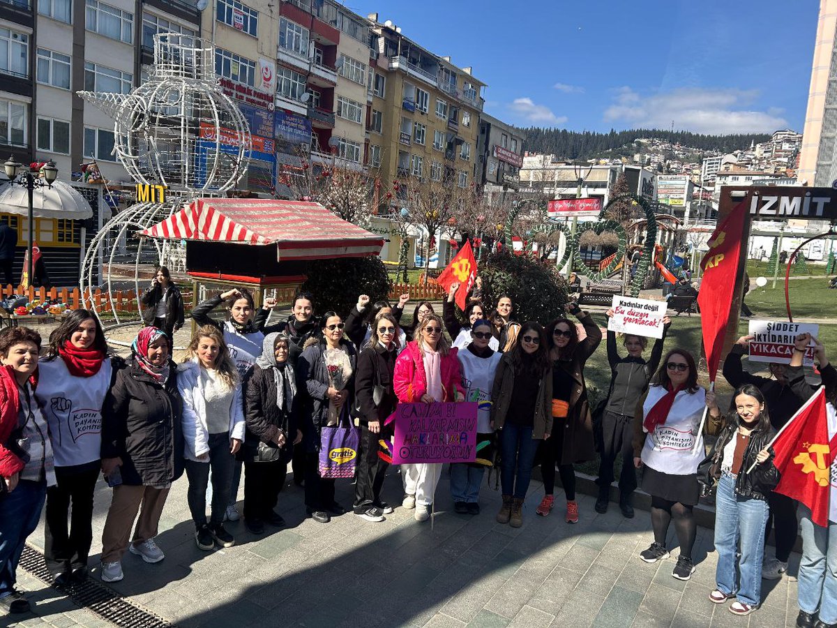 kadindayanismak's tweet photo. Kocaeli MÜSİAD önünde buluştuk.

Bu kirli düzeni, karanlık, savaş, sömürü, şiddet, eşitsizlik getiren bu düzeni birlikte değiştireceğiz.

Hodri Meydan! #siztekbizhepimiz #8Mart https://t.co/yV3ExwtM2W