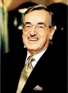 muharrembayrak4's tweet photo. 1. Adı Nüzhet Kandemir:
Washingtin Büyükelçimizdi.
Nasıl mı büyükelçi oldu:
Galatasaray Lisesi ve Ankara Üniversitesi Siyasal Bilgiler Fakültesi'ni bitirdi.

Birleşmiş Milletler Cenevre Ofisi'nde Türkiye Daimi Temsilci Yardımcılığı yaptı.

BM Cenevre Ofisi'nde Uluslararası Memur ve Bölüm Müdür Yardımcılığı yaptı. Türkiye Cumhuriyeti Bağdat Büyükelçiliği görevinde bulundu.
Dışişleri Bakanlığı Müsteşarlığı yaptı.
Sonra Washington büyükelçiliğine atandı.
Bütün mesleki kariyeri dış işlerindeydi. 
Sonunda Washington'a büyükelçi oldu.

2. Adı Fahrettin Altun.
İstanbul Üniversitesi sosyoloji bölümünü bitirdi.
SETA İstanbul Genel Koordinatörlüğü görevini yürüttü.
Sabah, Akşam, Daily Sabah, Kriter, Anlayış, Yöneliş ve Küre gibi çeşitli yayın organlarında köşe yazarlığı ve yayın yönetmenliği yaptı.
İletişim Başkanlığı yaptı.
Türkiye İnsan Hakları ve Eşitlik Kurumu Başkanlığı görevine atandı.
Sonra Vatikan Büyükelçisi oldu.
Dışişleri tecrübesi sıfır. 

Eski Türkiye ile yeni Türkiye arasında korkunç fark var.