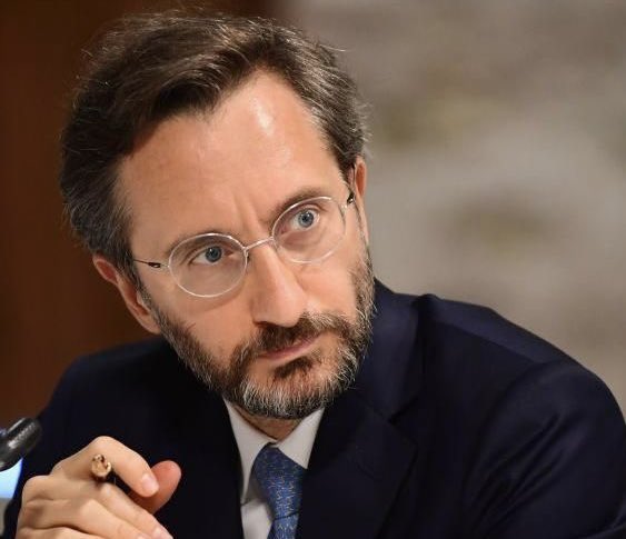 1. Adı Nüzhet Kandemir:
Washingtin Büyükelçimizdi.
Nasıl mı büyükelçi oldu:
Galatasaray Lisesi ve Ankara Üniversitesi Siyasal Bilgiler Fakültesi'ni bitirdi.

Birleşmiş Milletler Cenevre Ofisi'nde Türkiye Daimi Temsilci Yardımcılığı yaptı.

BM Cenevre Ofisi'nde Uluslararası Memur