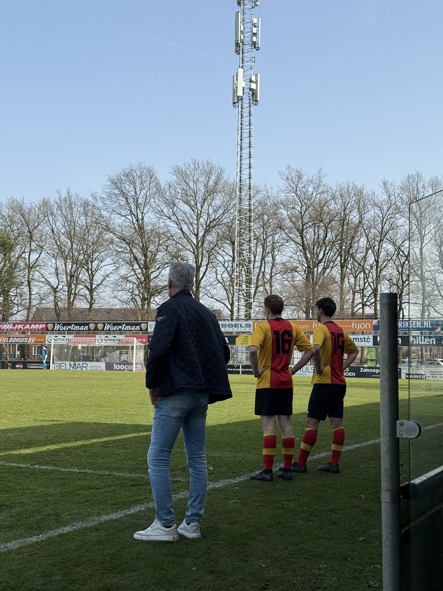Robbin Engbers &amp; Stan Harmelink erin voor Daniël en Luc. Minuut 67. Stand nog altijd 2-1 in het voordeel van de rood gelen.