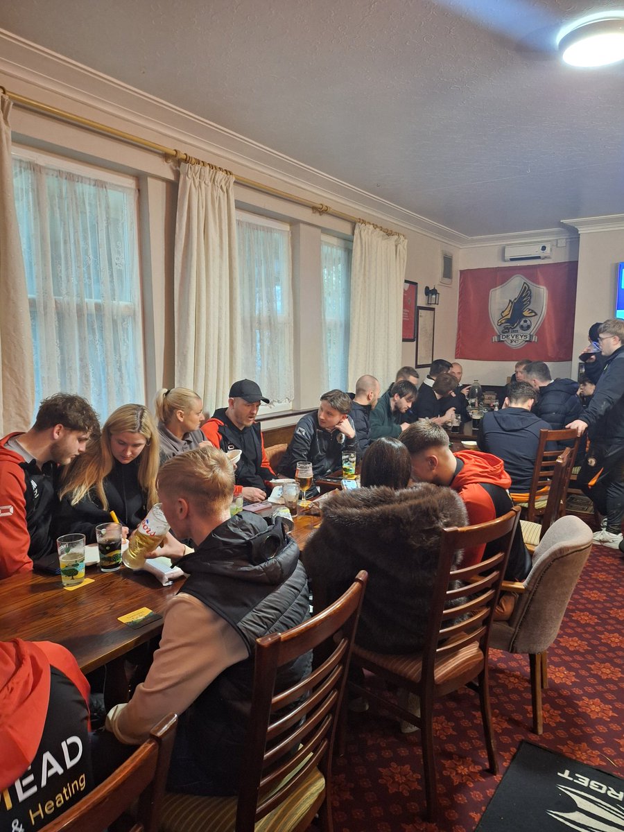 De-Veys Football Club. tweet media