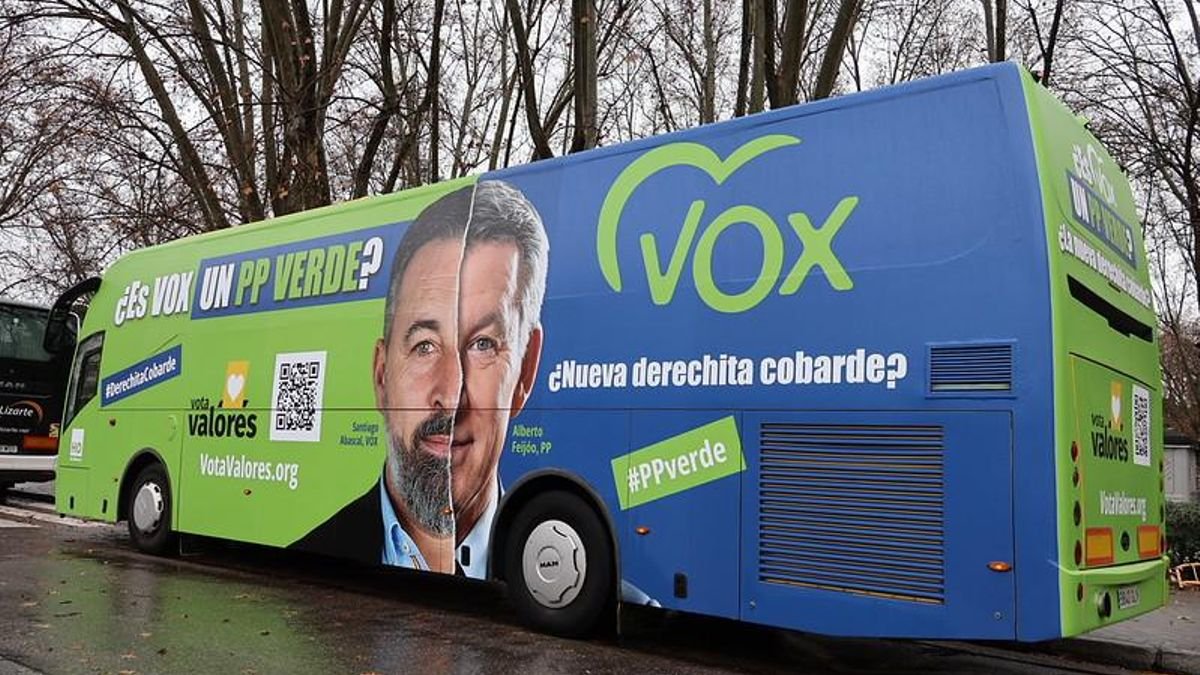 Payesote's tweet photo. Y luego la vigilancia al poder por parte de Hazte Oír ¿Autobuses con edits durísimos de Pedro Sánchez y apoyar a Alvise, otro tonto a las 3?
Soy particularmente fan del autobús de "El capo" https://t.co/XqHnSQpWR5
