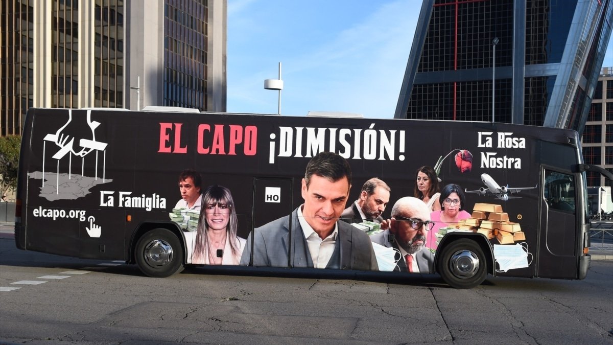 Payesote's tweet photo. Y luego la vigilancia al poder por parte de Hazte Oír ¿Autobuses con edits durísimos de Pedro Sánchez y apoyar a Alvise, otro tonto a las 3?
Soy particularmente fan del autobús de "El capo" https://t.co/XqHnSQpWR5