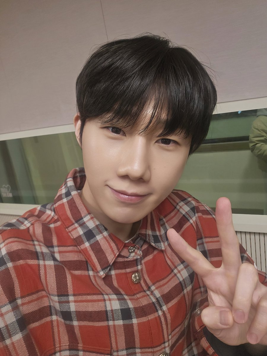 KSK_official's tweet photo. [📸] 

2026.03.08
@ SBS 파워FM <박소현의 러브게임>

성규와 함께��던 달콤한 시간, 
모두 행복하셨나요?✨

찰떡 호흡, 반짝이는 입담에 빠져있다보니
어느새 시간이 훌쩍 지나가 버렸어요...!😢

성규가 전한 반짝이는 에너지가 
여러분의 남은 하루를 예쁘게 매듭짓는 
포근한 힘이 되���길 바랄게요🌙

#김성규 #KIMSUNGKYU
#SBS #파워FM
#라디오 #박소현의러브게임 #OFFTHEMAP