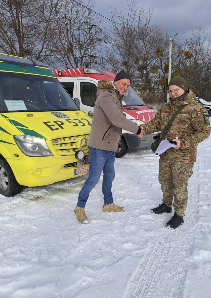 В 2023 году мы "Госпитальерам" отправили две скорых. Общей стоимостью 30 000 евро. Плюс дохренища чего еще в них было - дефибриляторы, насосы подачи кислорода, носилки, антисептик - о, этого у нас было тонны полторы, замумукался грузить - генератор, который подарил Сергей Жданов,