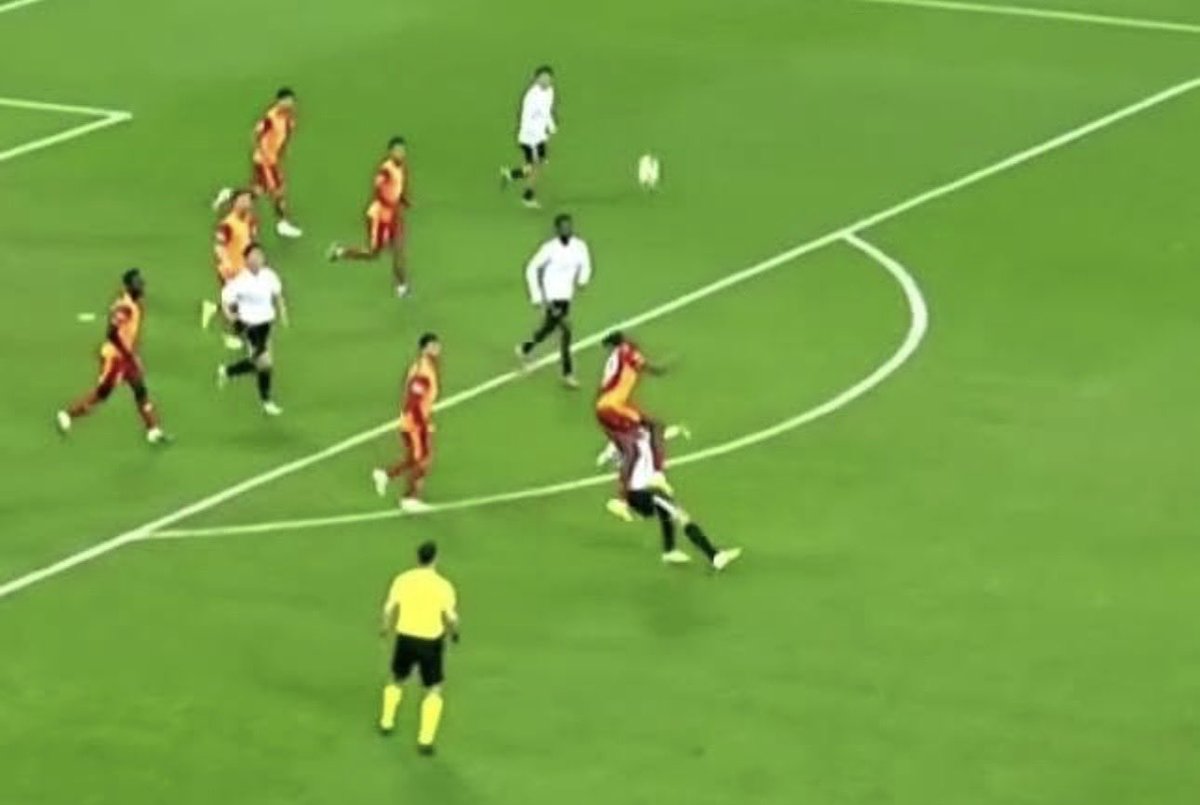 kansartv's tweet photo. Aynı hareket.
Singo yapınca: Sarı kart.
Agbadou yapınca: Devam.
Demek ki faulün şiddeti değil, yapanın kim olduğu önemliymiş.
Tebrikler Ozan Ergün.
#bjkvsgs #galatasaray #beşiktaş #süperlig #futbol https://t.co/ikYZZFf1OB