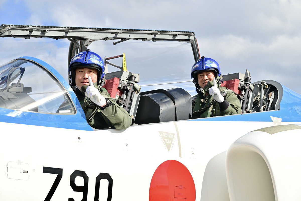 shinjirokoiz's tweet photo. ブルーインパルスの江尻隊長（エッジ）、ありがとうございました！江尻隊長の安心感と信頼感のおかげでロール、ループ、4Gに挑戦する勇気を頂きました。体験しないと得られない感覚を味わい、パイロットへの理解が深まりました。詳しくは今度ポッドキャストで語ります。 https://t.co/tWSzU2LLoA