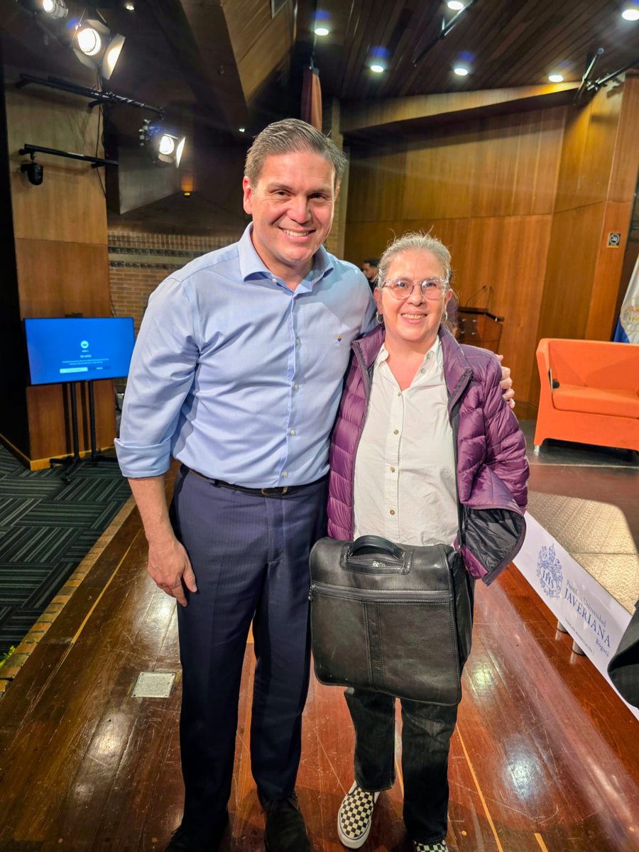 totorangelm's tweet photo. Llegó el día! Acá estoy ya lista para ir a ejercer mi derecho a elegir libremente, y mi deber como testigo de cuidar los votos. 
#PorqueMerecesAlgoMejor
#PinzonPresidente
#PinzonLideraLaConsulta https://t.co/6tIWqGDur8