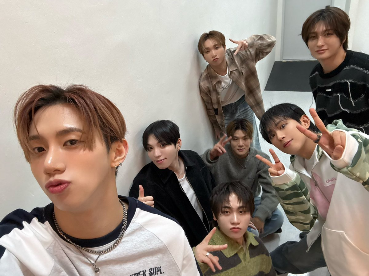 DKB_BRAVE's tweet image. [📷]

오늘도 BB와 함께라 에너지 완충🔋✨️
3월도 행복한 추억으로 가득 채워요😌
BB 사랑해요🖤

Today, DKB fully charged its energy because it was with BB🔋✨️
Let's fill March with happy memories😌
BB, I love you🖤

#다크비 #DKB #Emotion #Irony