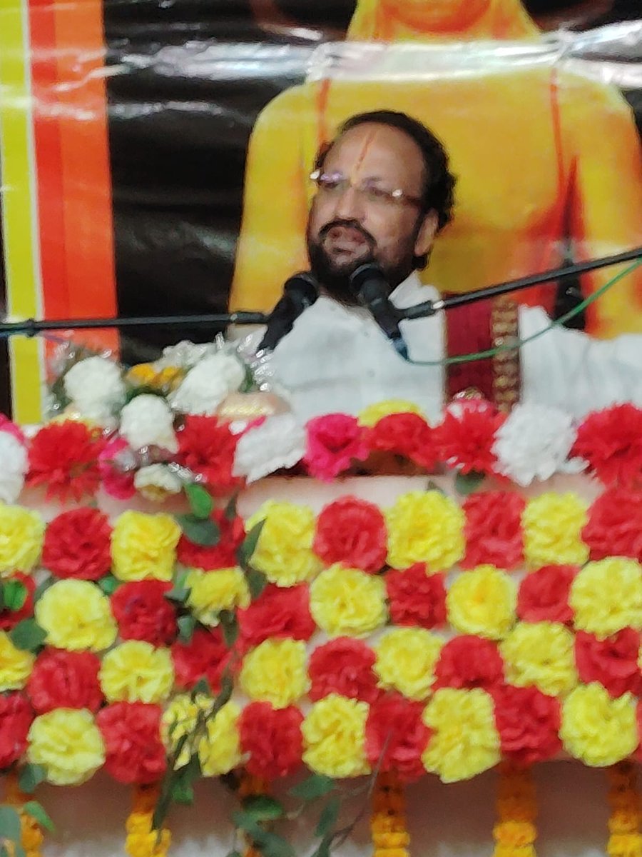 prabhatkhabar's tweet image. अकबरपुर: लखमोहना मैदान में चल रही नौ दिवसीय श्री राम कथा  के दूसरे दिन संत प्रभंजन आनंद जी ने कहा कि संसार में परोपकार से बड़ा कोई धर्म नहीं है. उन्होंने बताया कि भगवान के प्रति सच्ची श्रद्धा और सेवा भावना से ही जीवन में उनका आशीर्वाद मिलता है.

#RamKatha #Spirituality #Bihar