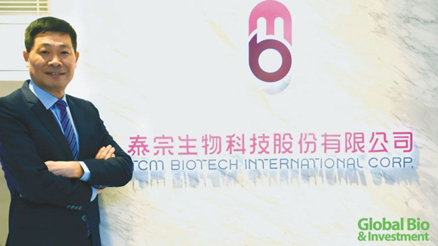 BourseAsieFR's tweet photo. 🇹🇼🧬 Le monde entier cherche une alternative aux antibiotiques. TCM Biotech entre en bourse en avril avec une réponse concrète.

TCM Biotech International Corp. $4169-TW. Conférence pré-listing le 9 mars. Cotation TWSE début avril.

Ce qui est rare pour une biotech : ce n'est pas une spéculative pure : 90% du chiffre d'affaires vient déjà de ventes de médicaments et dispositifs médicaux existants. Janvier 2026 : 1,77 million d'euros de revenus, en hausse de 51,6% sur un an. La R&D avance pendant que les revenus rentrent. Ce profil n'existe presque pas dans le secteur.

La résistance aux antibiotiques est l'une des plus grandes urgences sanitaires mondiales. Le problème : prévenir les infections urinaires récurrentes, qui touchent environ 100 millions de patients, se fait aujourd'hui avec des antibiotiques à faible dose sur plusieurs mois. Résultat : des bactéries de plus en plus résistantes, des traitements de moins en moins efficaces.

U101 est le premier médicament oral non-antibiotique au monde développé pour ce problème. Pas un substitut antibiotique. Une approche entièrement différente qui contourne le mécanisme de résistance. Résultats de l'analyse intermédiaire de la phase 3 attendus au T3 2026.

Le deuxième actif est encore moins connu :

CATCHIMERA est un test sanguin qui permet de détecter une récidive du cancer du foie chez des patients opérés et porteurs de l'hépatite B. Plus performant que le test de référence actuel, il identifie correctement 83,3% des cas là où l'outil standard en manque une grande partie. Approuvé par les autorités sanitaires taïwanaises, il est désormais en cours d'évaluation accélérée par la FDA pour accéder au marché américain.

Deux actifs. Un cash-flow existant. Un catalyseur réglementaire mondial sur la résistance aux antibiotiques.