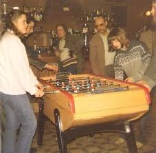 Generations7080's tweet photo. Les parties de baby-foot avec les potes, au bar du quartier ou près du lycée… Toute une époque ! Qui a connu ça ? 😊 https://t.co/RJX1gqjY7b