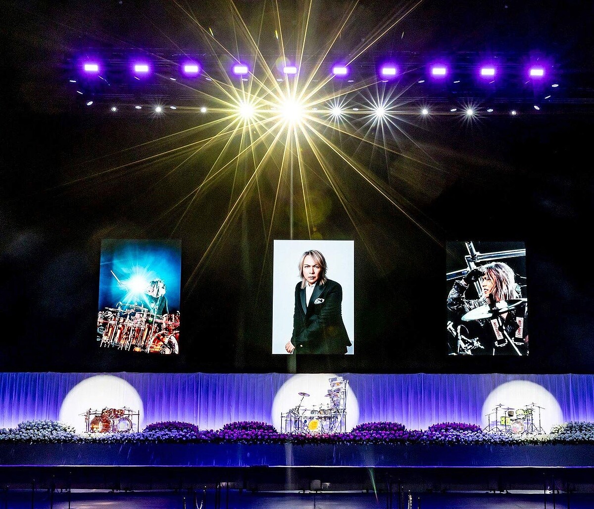 【追悼】LUNA SEA真矢さんの献花式 ファン3万人が雲一つない青空の下で最後のお別れ
news.livedoor.com/article/detail…

祭壇に置かれたドラムはスポットライトを浴びていた。場内に「I for You」や東京ドームでプレイされた真矢さんのドラムソロが響く中、ファンは祭壇に白いカーネーションを手向けた。