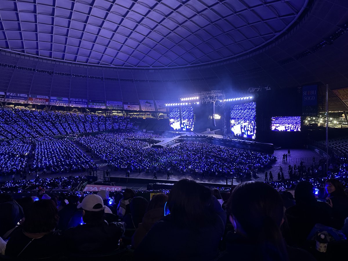 mayupi0607's tweet photo. スパショDay2超楽しかった💙
9人が全力でステージ頑張ってくれるからこっちも全力でペンラ振るし掛け声も全力で頑張るよね
やっぱり9人揃った完全体のスジュはまじで最高最強ハンパねぇ💪
20周年おめでとう、ありがとう！！
Ever Lasting Friends🫶
#SUPERJUNIOR  #SUPERSHOW10inJAPAN
#ベルーナドーム https://t.co/v8sN4YauQb