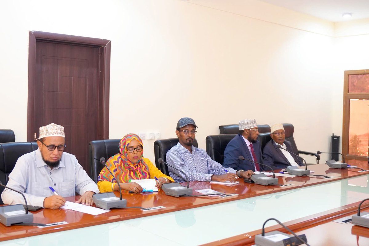 Waxaan kulan wadatashi ah la qaadanay xubnaha Aqalka Sare ee Baarlamaanka Federaalka Soomaaliya ku metela Dowladda Puntland.

Kulanka ayaa ahaa mid is-xogwaraysi iyo wadatashi ku saabsan xaaladda guud ee dalka.