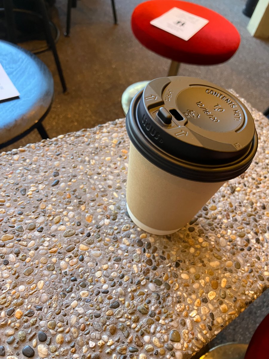 観劇してきました٩( ᐛ )و
バーのカウンター越しという新鮮な劇場🎬
お二人の独特な言い回しや掛け合いが楽しく、ちょっと元気をもらえるようなお芝居でした🌟

#なかなかのふたり