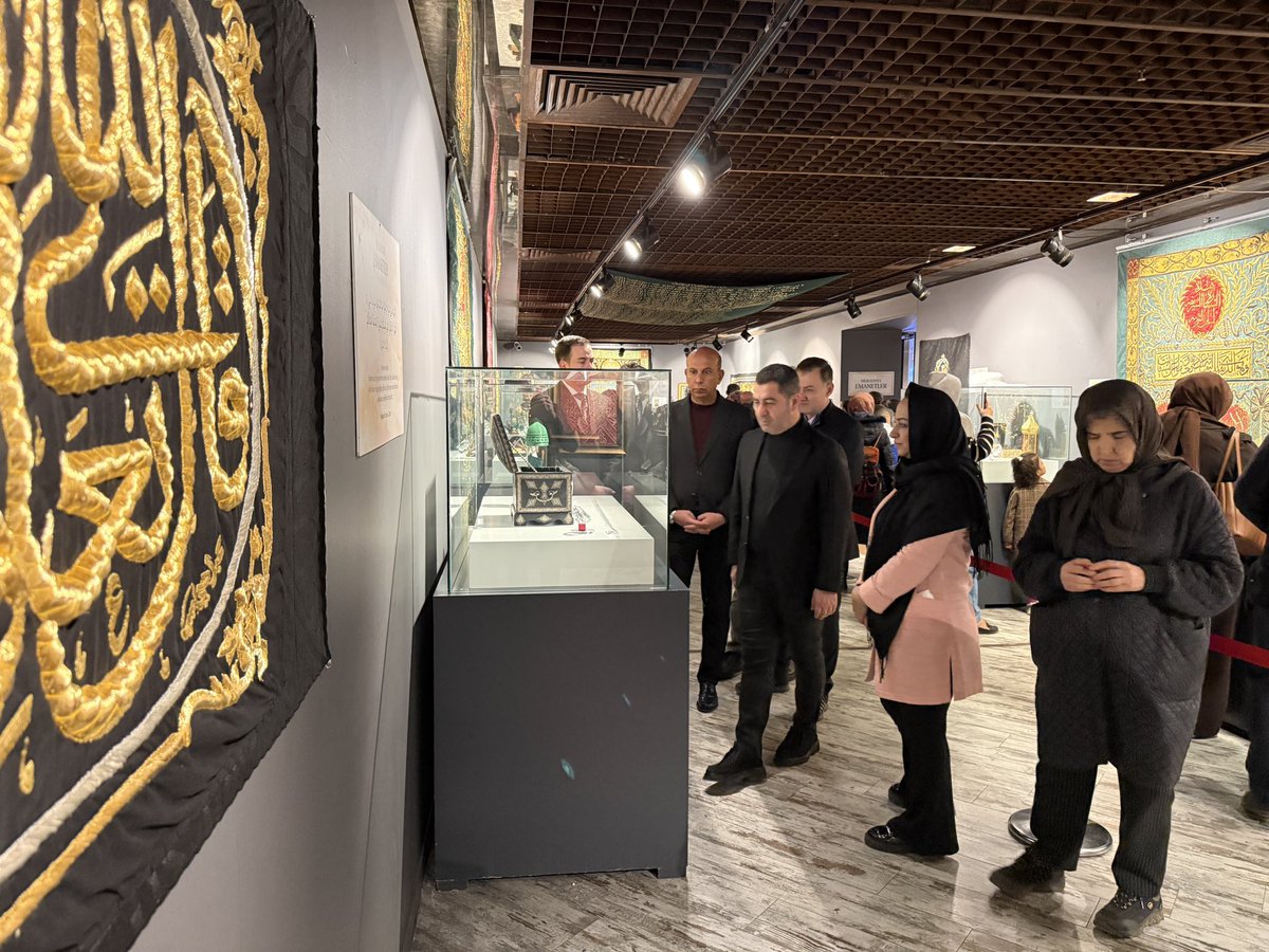 Peygamber Efendimiz Hz. Muhammed’e (S.A.V.) ve mukaddes emanetlere ait kıymetli eserlerin yer aldığı sergiyi, GBB Başkan Vekilimiz Sayın Halil Uğur ile birlikte ziyaret ettik. 
İslam tarihinin bu en mukaddes hatıraları arasında dolaşırken hissettiğimiz duyguları tarif edecek