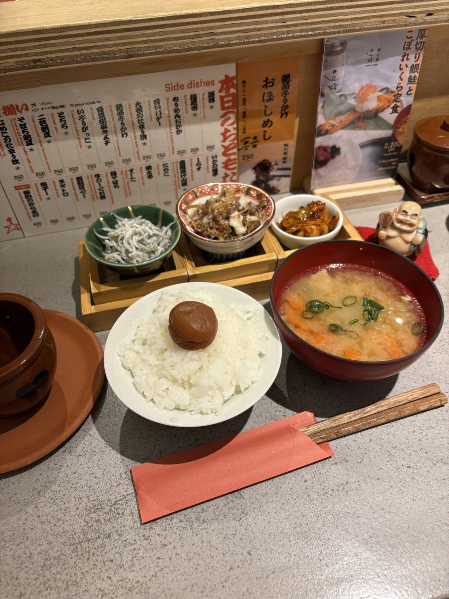 _mo__gu_'s tweet photo. おみくじでおかずが決まるランチ🍙 https://t.co/34Qi3pzhWe