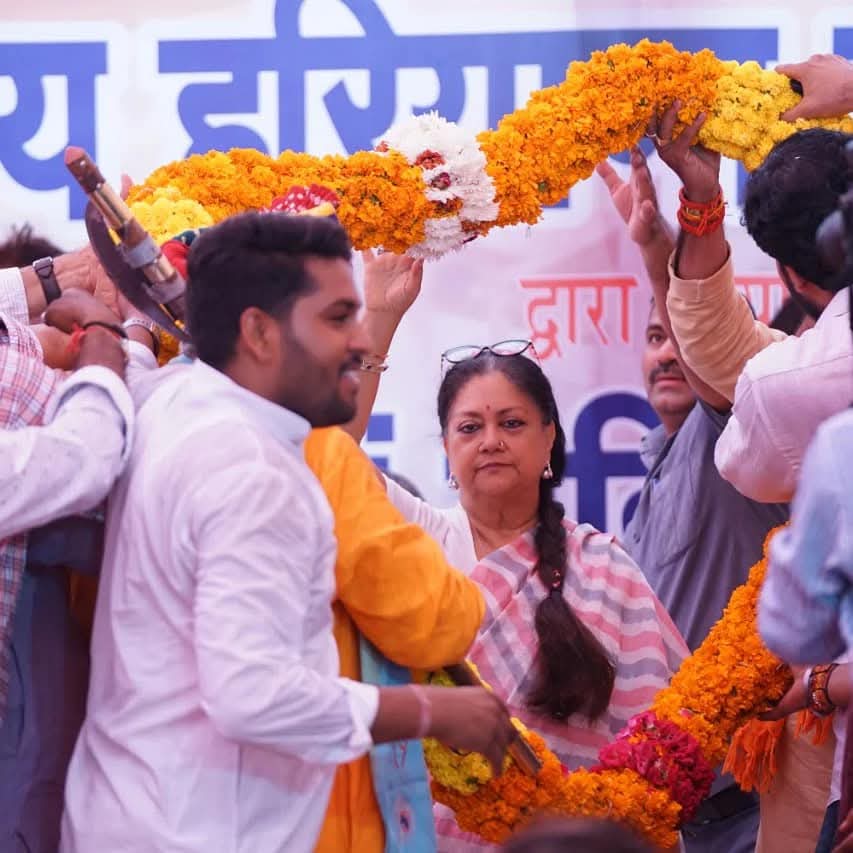 BJPavinashkumar's tweet photo. नारी शक्ति की प्रतीक,गरिमा और सुशासन की पर्याय, भाजपा की राष्ट्रीय उपाध्यक्ष,प्रदेश की पहली महिला मुख्यमंत्री आदरणीया @VasundharaBJP जी को जन्मदिन की हार्दिक शुभकामनाएं!💐 
बाबा भोलेनाथ से आपके दीर्घायु जीवन की सुखद मंगल कामना करता हूं। https://t.co/mIrLkejUl9