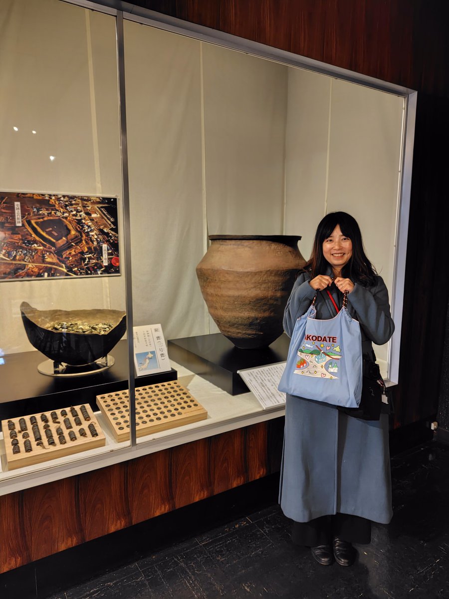hakohakukancho's tweet photo. 館長です!博物館は月曜日祝日休館
なんと、函館のインフルエンサーsaronちゃんがご来館!ありがとうございます!なんて可愛いんでしょう🩷写真じゃ伝えきれないな…激渋の志海苔古銭と対比してみました🤭
#函館市
#函館博物館
#函館公園
#saron
#函館バッグ https://t.co/QJJW9tecfe