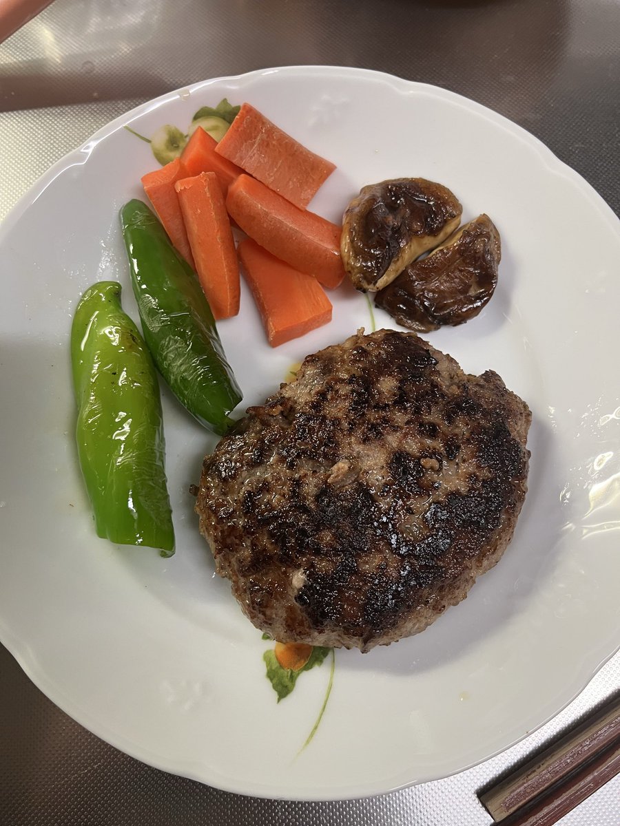 rabbit8565's tweet photo. いい感じに焼けました今回はデミグラスソース無しのプレーンバージョンでした、撮影しながらだと調理がしにくいのが良く分かりましたw https://t.co/TsBIXw3zxP